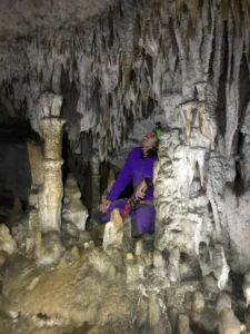 Decouverte de la speleologie dans les Hautes Alpes avec des stalagtites et stalagmites min 1 225x300