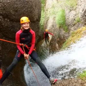 Descente en rappel dans une cascade de 10 metres 300x300