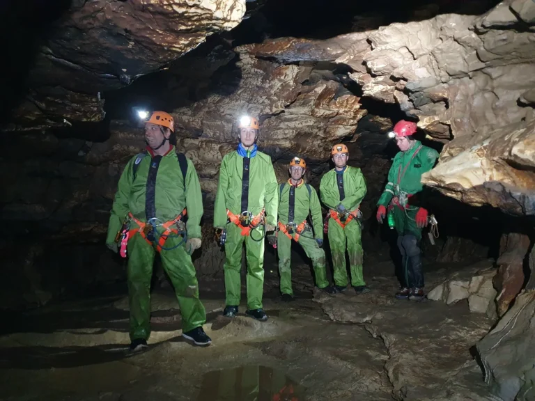 Groupe de Speleologue dans la grande galerie du Puits des Bans min 768x576