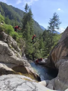 Saut depuis une falaise au canyon de Peyron Roux a Ancelle 225x300