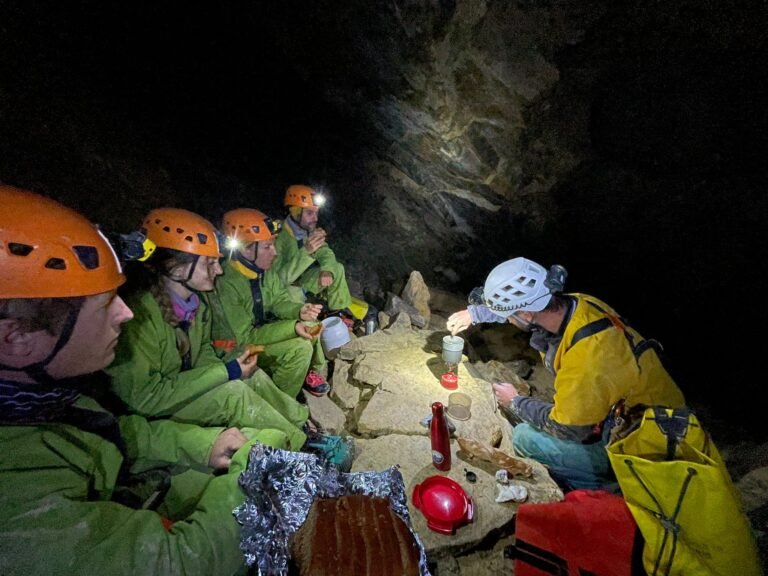 Speleologue mangent dans une grotte des Hautes Alpes 768x576