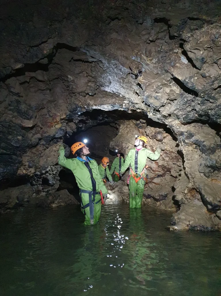 Speleologues qui admirent la galerie des lacs dans une cavite proche de Gap min 768x1029
