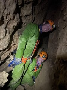 Un jeune couple decouvre la speleologie dans les Hautes Alpes 225x300