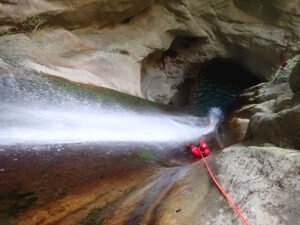 Cascade Angon canyoning annecy 300x225