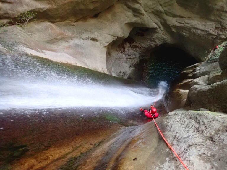 Cascade Angon canyoning annecy 768x576