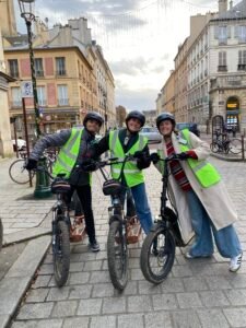 Dans Versailles 225x300