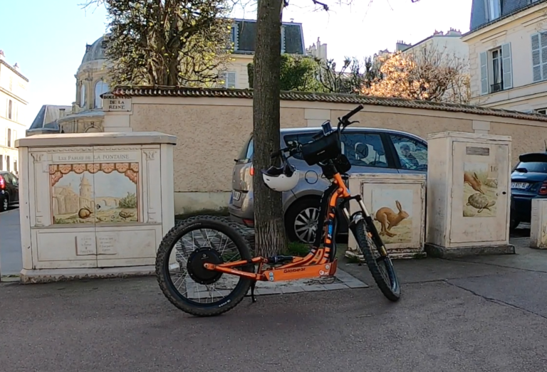 street art Versailles avec Trottinettes electrique 768x523