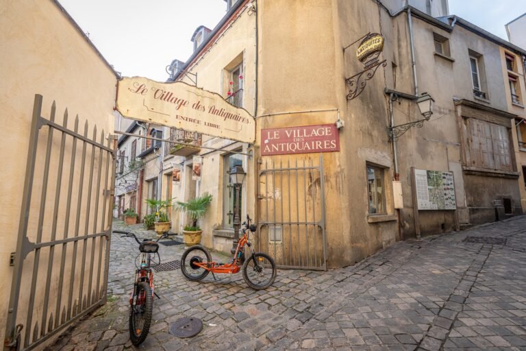 village des antiquaires et les trottinettes  768x512