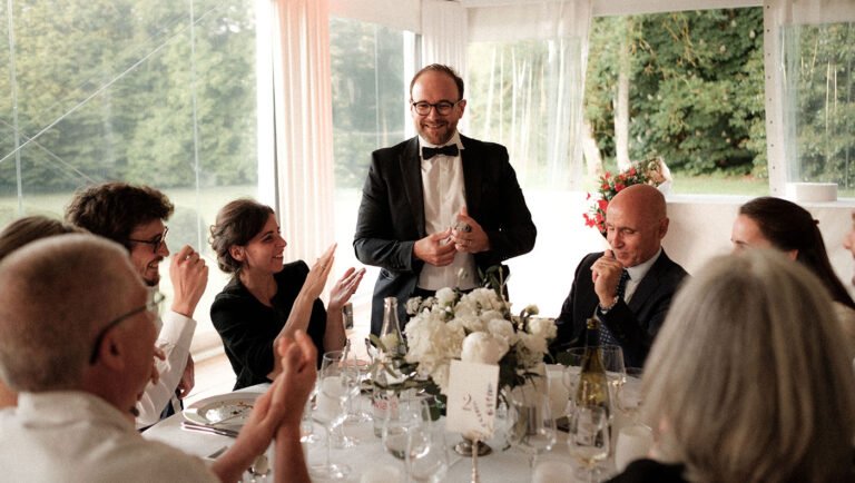 magicien mariage table closeup 768x434