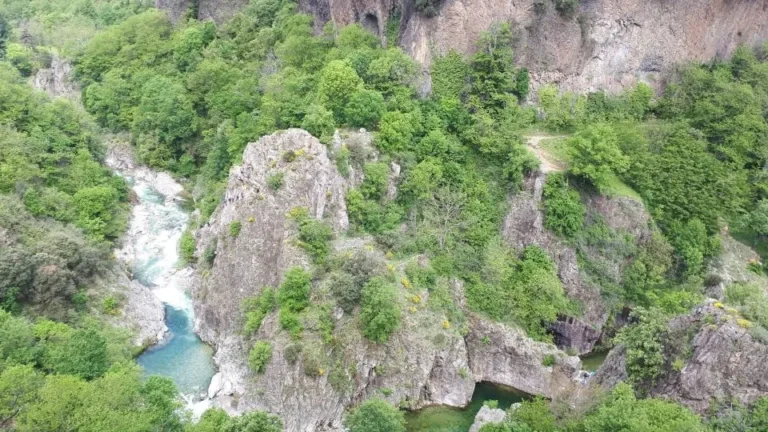 via ferrata du pont du diable en ardeche face a la chaussee des geants 85 m 1678787073 768x432