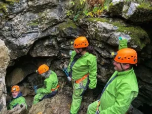 4 personnes equipes de casques de lampes frontales et de baudriers rentrent dans le boyaux de la Via souterrata de la Tune 300x225