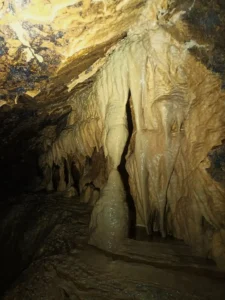 Des stalactites et des stalagmites dans la grotte du Puits des Bans 1152x1536 1 225x300