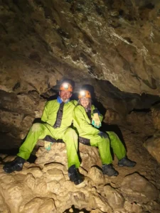 Deux personnes agees assises sur une stalagmites dans une grotte du Devoluy 1152x1536 1 225x300