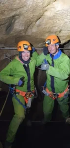 Deux personnes traversent le pont de singe de la Via Souterrata de la Tune dans le Devoluy min 727x1536 1 142x300