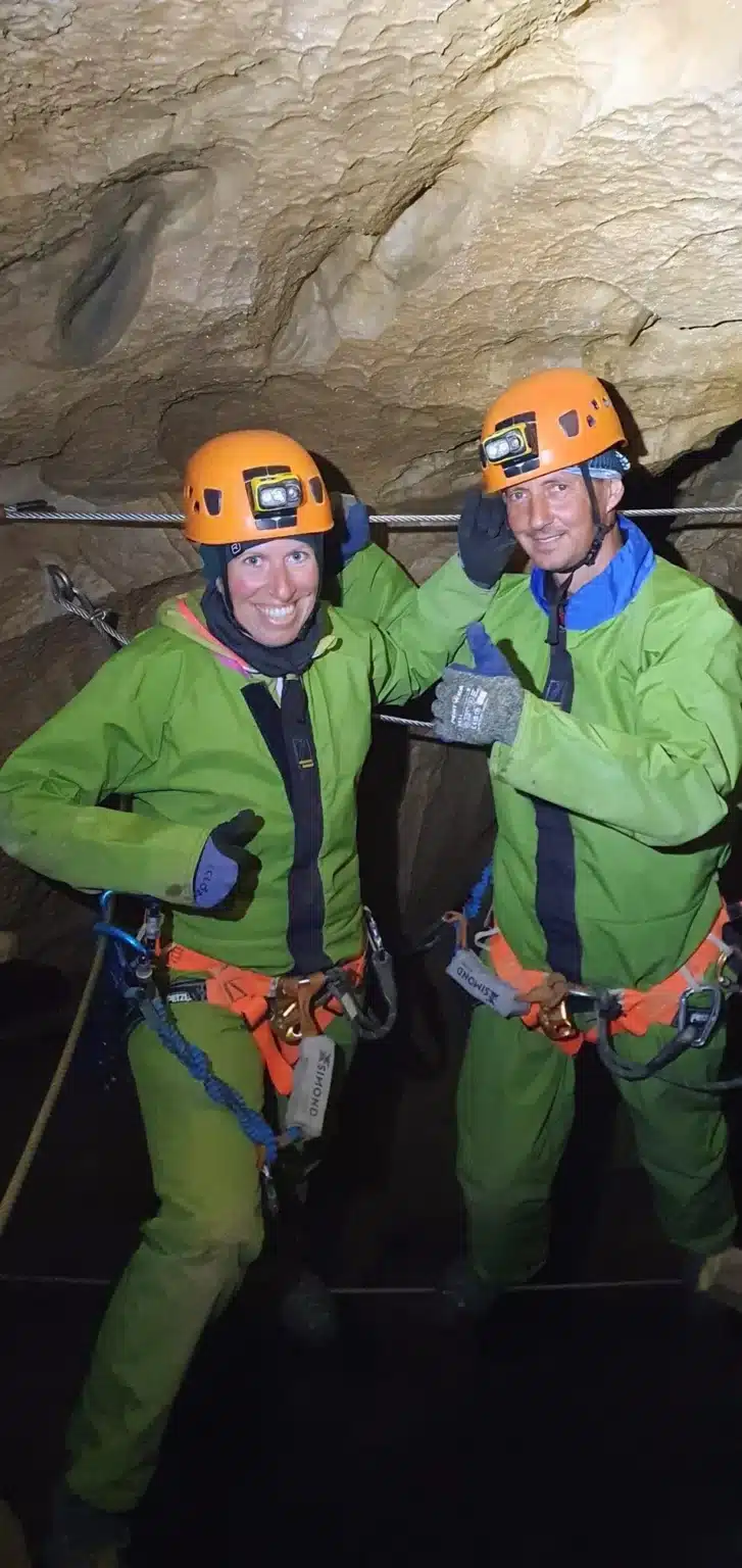 Deux personnes traversent le pont de singe de la Via Souterrata de la Tune dans le Devoluy min 727x1536 1