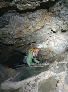 Gours de calcite dans la cavite du Puits des Bans dans le massif du Devouy min min 224x300