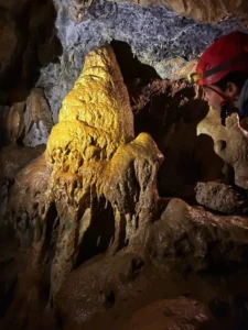 Grande stalagmites dans une grotte a Orpierre 225x300