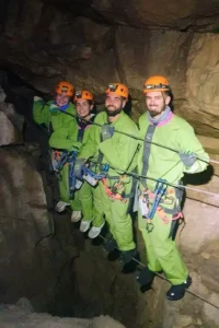 Groupe damis sur le pont de singe de la via souterrata du Devoluy min edited 1 200x300