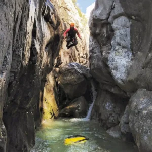 Saut de 3 metres au canyoning sportif de Rouanette pres de Gap 300x300