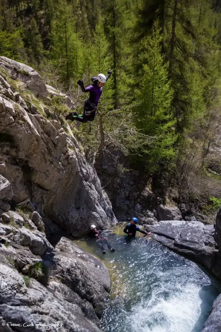 Saut de 5 metres au canyoning sportif de Ancelle proche de Gap 768x1151