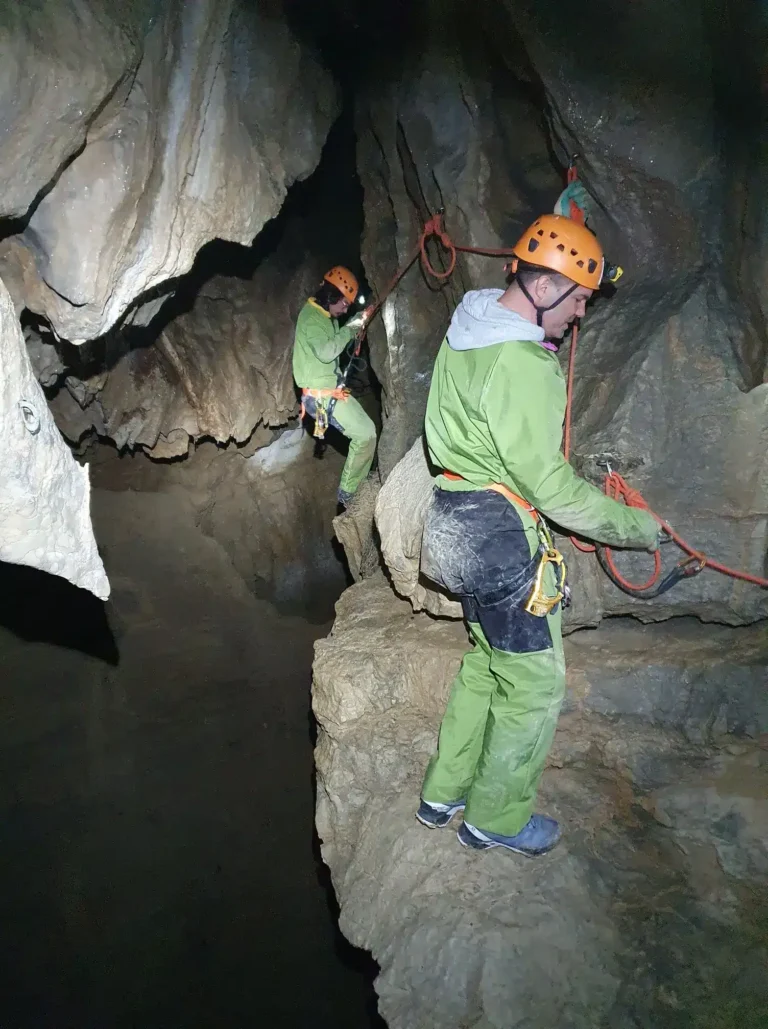 Speleologie dans les gorges dAgnielles 768x1029