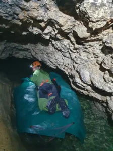 Traversee dun lac avec un bateau en speleologie pres de Gap 1146x1536 1 224x300