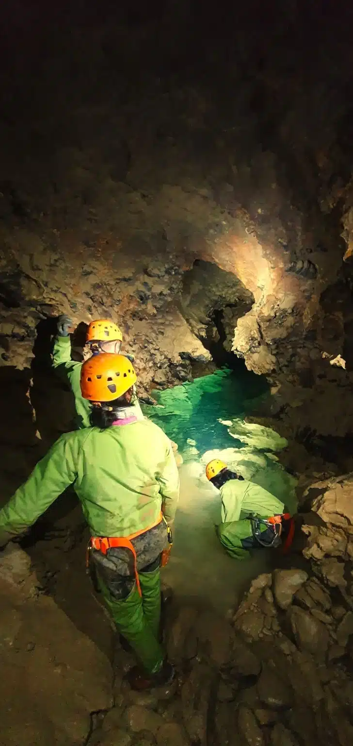 Trois speleologues assis devant le siphon du Puits des Bans dans le massif du Devoluy 728x1536 1 1