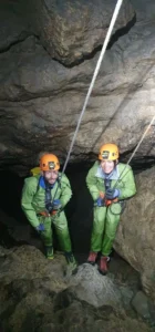Un couple equipe dune tenue de speleologie dune casque dune lampe frontale et dun harnais de securite 719x1536 1 140x300