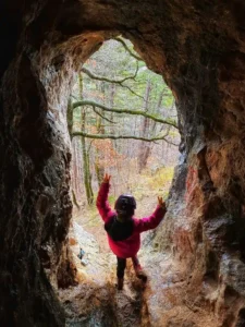 Un enfant sort dune grotte naturelle en speleologie a Sisteron 225x300