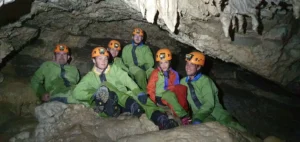 Un groupe de six personnes assis dans une salle dune grotte du Devoluy 1536x727 1 1 300x142