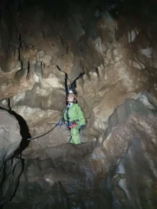Un speleologue contemple la grande salle de la Via souterrata de la Tune Hautes Alpes 1152x1536 1 225x300