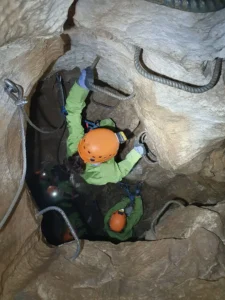 Un speleologue remonte sur les barreaux de la Via Souterrata du Devoluy 225x300