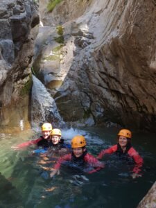 Une famille nage dans le canyon de Rabou 225x300