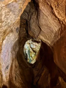 Une grande galerie souterrain en speleologie a Sisteron 225x300