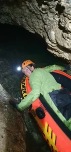 Une personne allongee sur un canot pneumatique traverse le lac dune grotte du Devoluy 719x1536 1 140x300