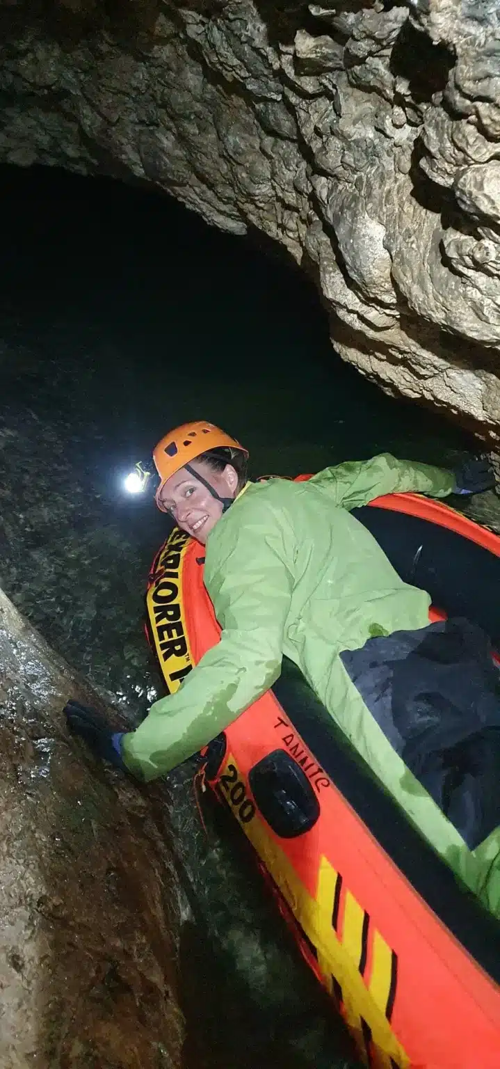 Une personne allongee sur un canot pneumatique traverse le lac dune grotte du Devoluy 719x1536 1