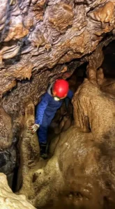 Une personne decouvre la speleologie a Orpierre dans une grotte naturelle 165x300