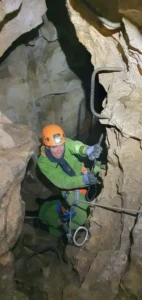 Une personne en tenu de speleologie remonte de la Via Souterrata de la Tune min 727x1536 1 142x300