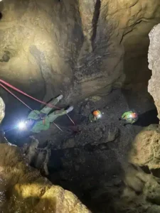Vue plongeante sur une personne qui descend en rappel dans une grotte de la Resurection dans les gorges dAgnielles 1 225x300