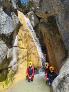 canyoneurs cascade rochers 225x300