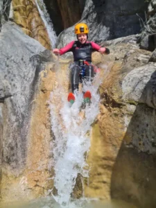 canyoning descente cascade enfant 225x300