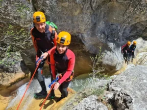 canyoning famille rochers eau 1 300x225