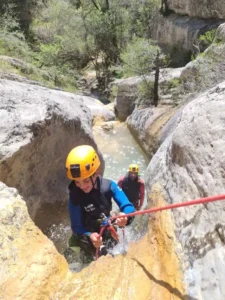 canyoning jeune personne descendant cascade 225x300