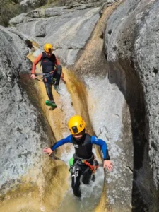 descente canyon enfants cascade roche 225x300