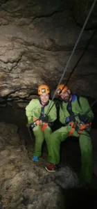 deux personnes en tenue de speleologie descendent a lun a cote de lautre en rappel sur deux cordes descente 719x1536 1 140x300
