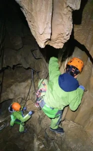deux speleologues grimpent sur les barreaux de la via souterrata du Devoluy 947x1536 1 185x300