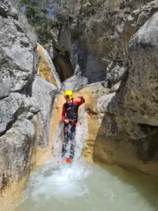 enfant canyon glissade cascade rochers 225x300