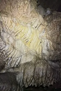 nombreuse stalactites dans la via souterrata de la Tune 201x300