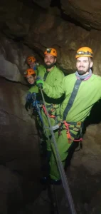 quatres personnes sont sur le cable de la via souterrata de la Tune 727x1536 1 142x300