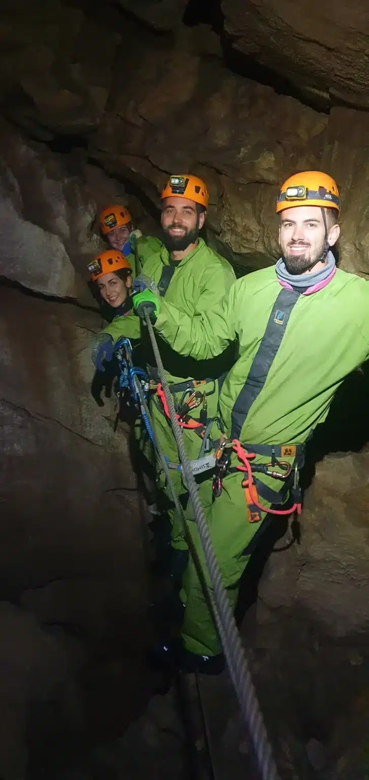 quatres personnes sont sur le cable de la via souterrata de la Tune 727x1536 1